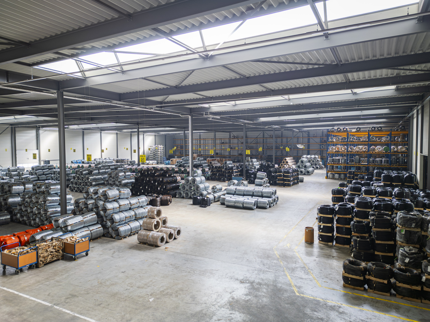 Interieur van het magazijn van Metalwire in Horst met stalen draadcoils