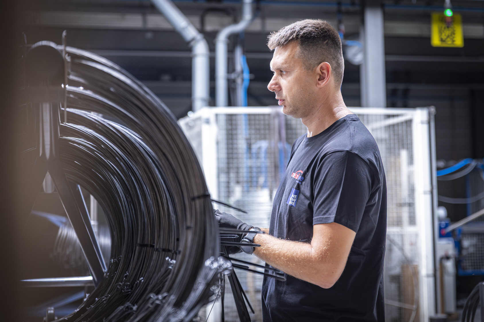 Productiemedewerker controleert quicklinks in de fabriek van Metalwire