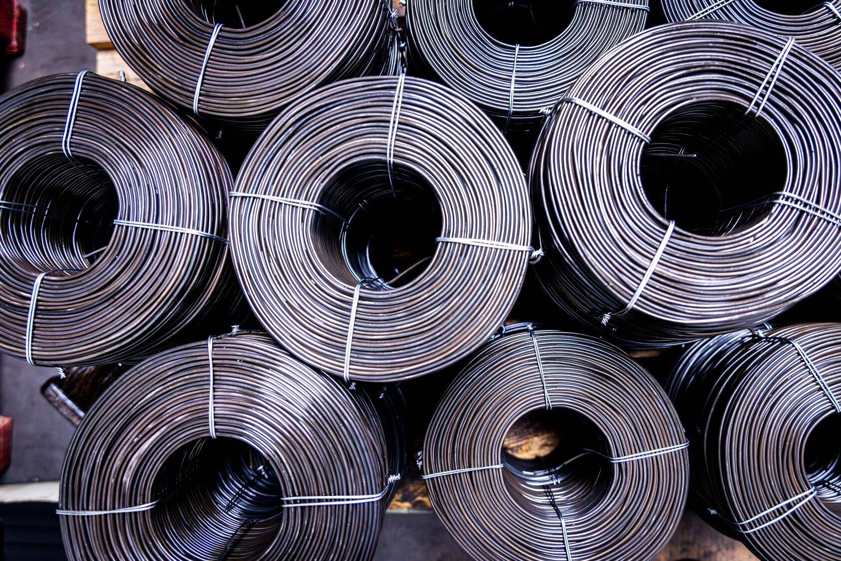 Bundels zwartgegloeide draad voor verpakken, binden en industriële toepassingen